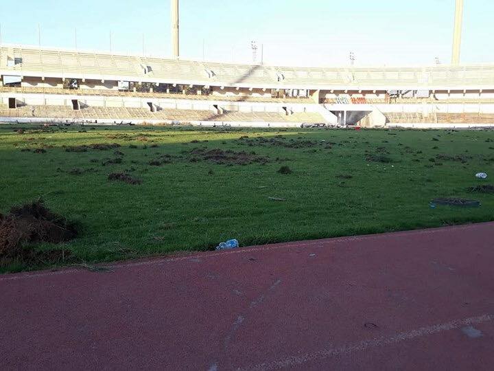 بالفيديو والصور | جماهير الأهلي طرابلس تشعل النيران في ملعب طرابلس الدولي