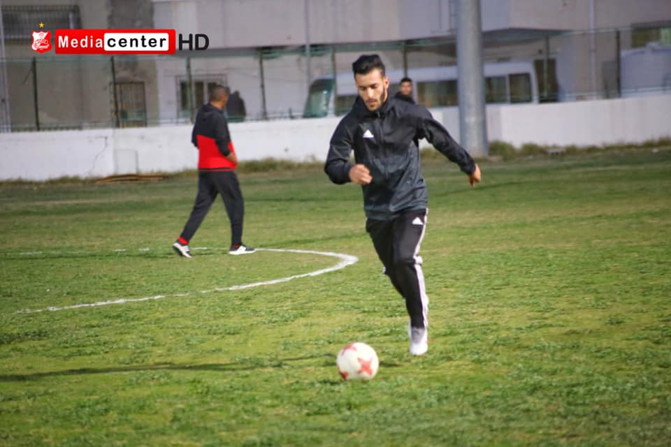 صورة الموسم| مدرب صن داونز يهنئ لاعبي الوداد المغربي في غرف الملابس 