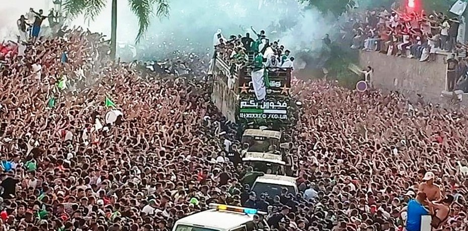 بالفيديو والصور | استقبال أسطوري للمنتخب الجزائري.. والرئيس يكرم “المحاربين”