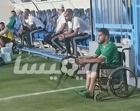 بالصور| مشجع يظهر أسمى درجات الانتماء.. يؤازر “النصر” على كرسي متحرك بالملعب