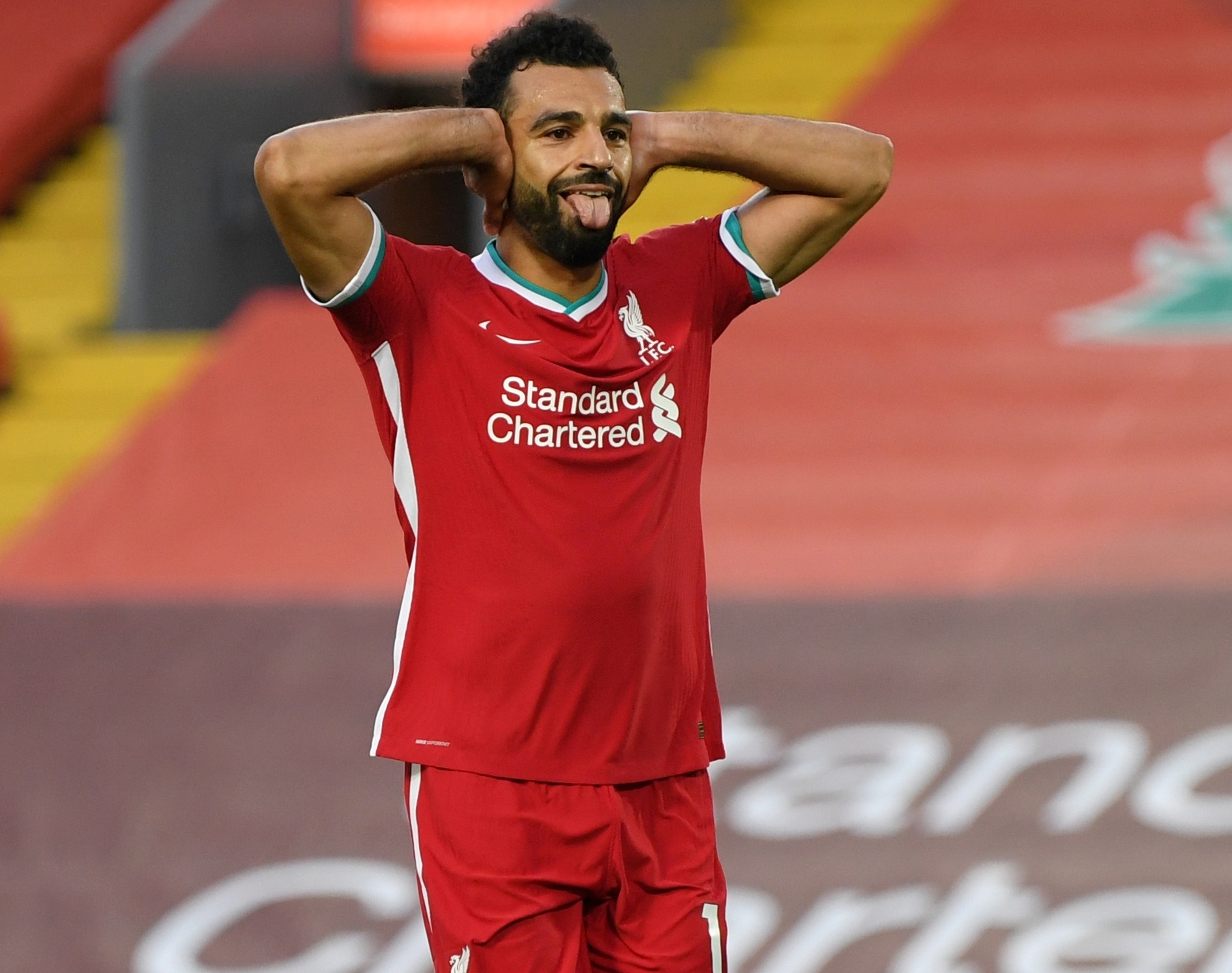 رئيس الكاف يشيد بلفتة محمد صلاح الإنسانية تجاه مؤمن زكريا