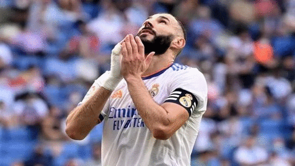 بنزيما يثير قلق الجهاز الفني لريال مدريد قبل مباراة برشلونة في الكلاسيكو