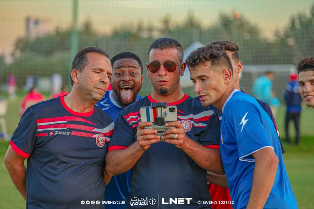 بالصور.. موهبة جديدة في التصوير للاعب فريق السويحلي خلال معسكر تركيا